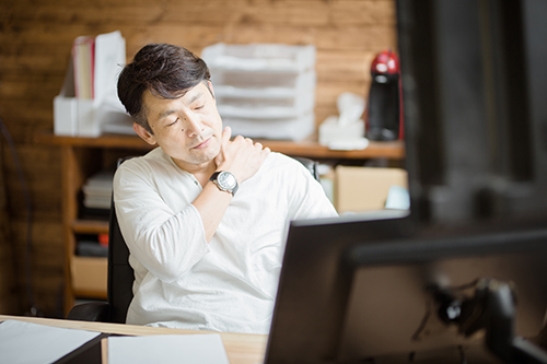 肩を痛がる男性